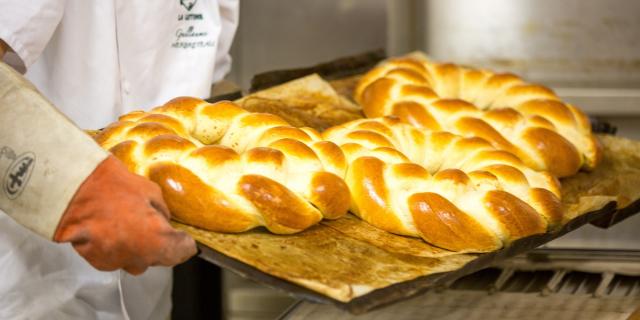 Brioche vendéenne sortant du four
