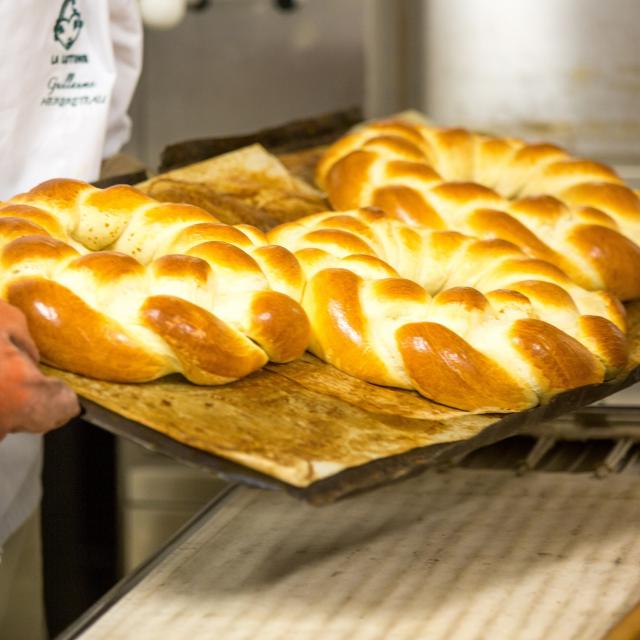 Brioche vendéenne sortant du four