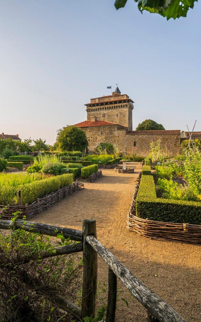 Donjon-Bazoges-en-Pareds-Vendee-Bocage-85390-jardin.jpg