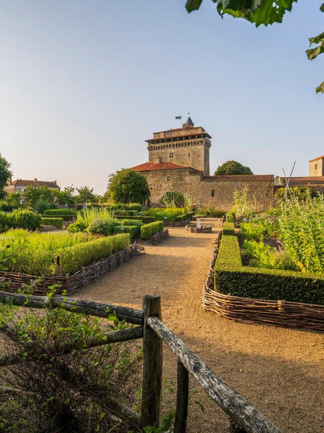 Donjon de Bazoges en Pareds Jardin