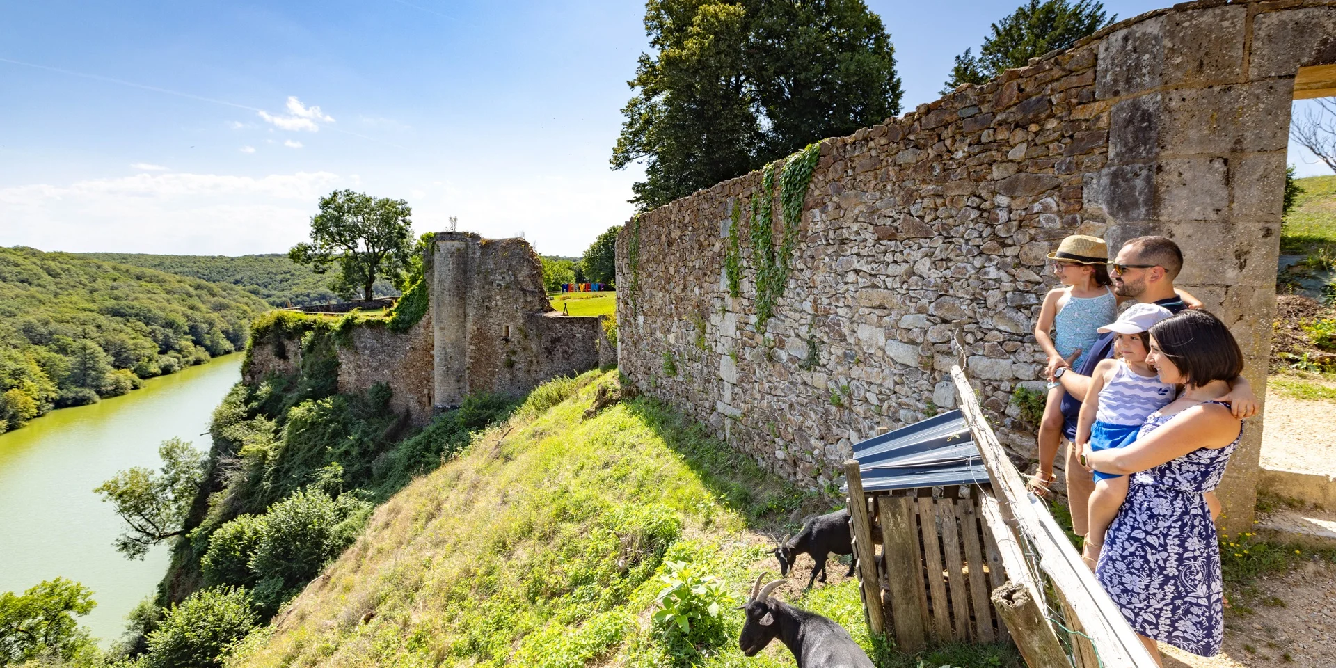 Mervent vue lac et remparts en famille
