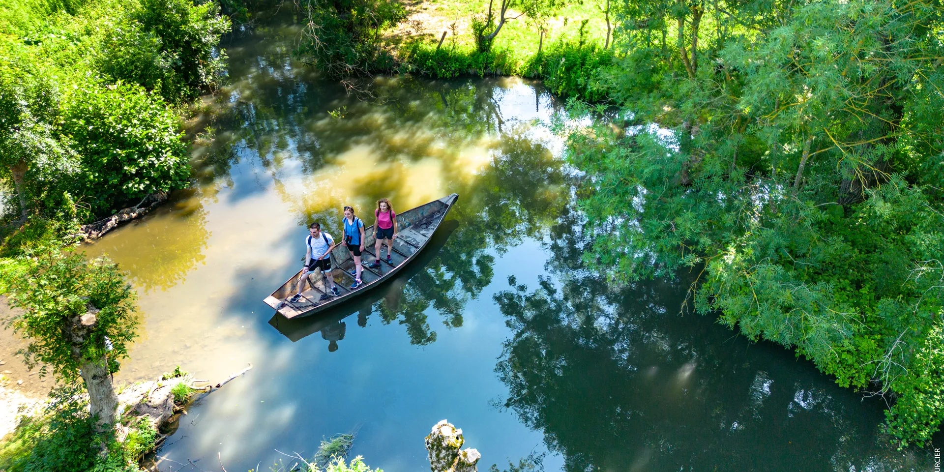 Marais poitevin traversée avec un bac à chaîne