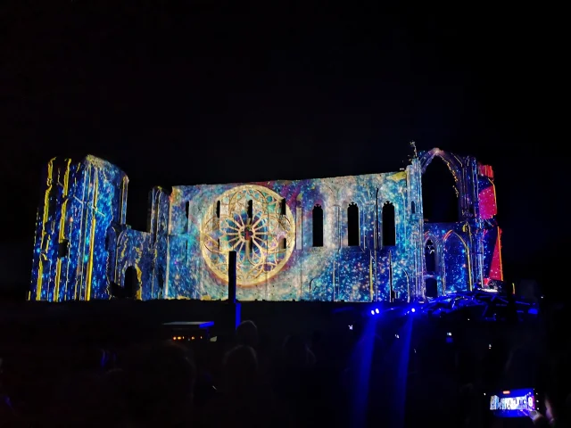Monumental Tour 2025 à l'Abbaye de Maillezais, un concert électro exceptionnel dans un cadre historique.