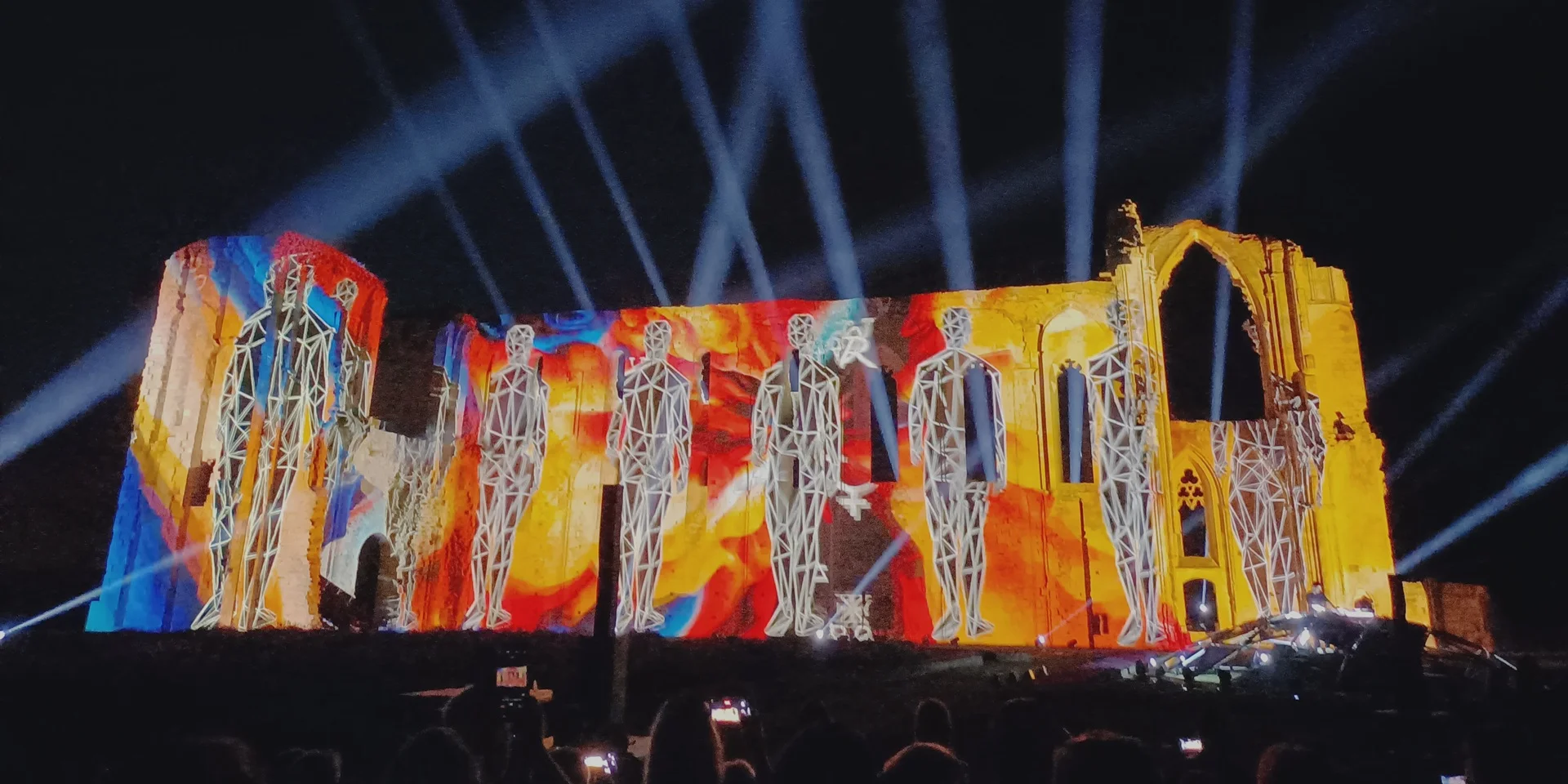 Monumental Tour 2025 à l'Abbaye de Maillezais, un concert électro exceptionnel dans un cadre historique.