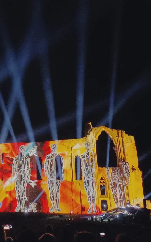 Monumental Tour 2025 à l'Abbaye de Maillezais, un concert électro exceptionnel dans un cadre historique.