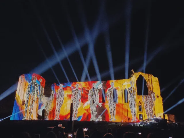 Monumental Tour 2025 à l'Abbaye de Maillezais, un concert électro exceptionnel dans un cadre historique.