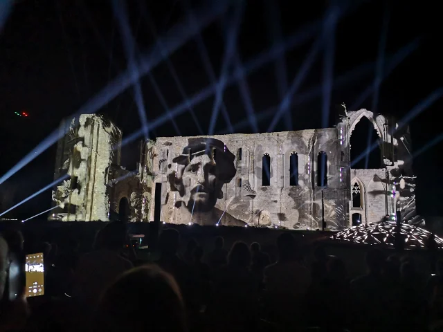 Monumental Tour 2025 à l'Abbaye de Maillezais, un concert électro exceptionnel dans un cadre historique.