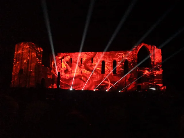 Monumental Tour 2025 à l'Abbaye de Maillezais, un concert électro exceptionnel dans un cadre historique.