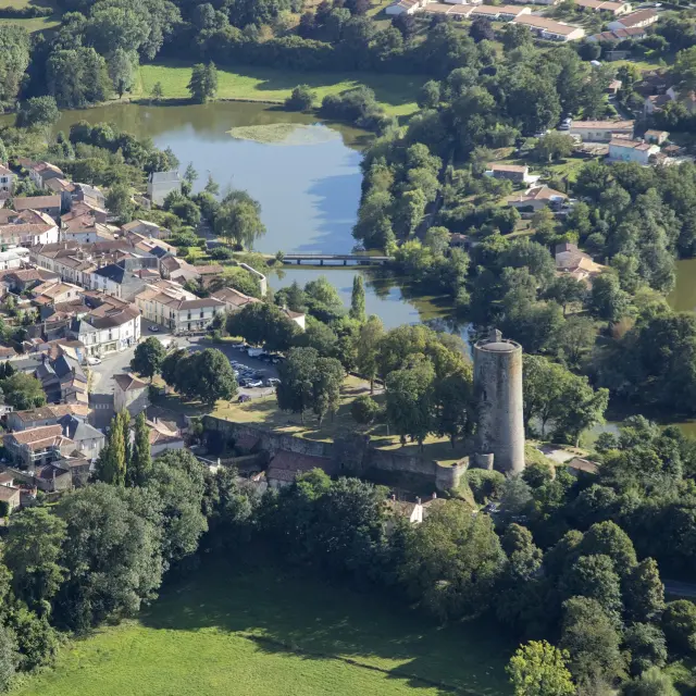 Vouvant, cité médiévale en Vendée - vue aérienne