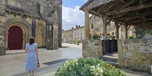 Église, anciennes halles, logis à Foussais-Payré